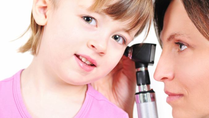 معاینه شنوایی کودک به صورت منظم برای تشخیص کم شنوایی کودک